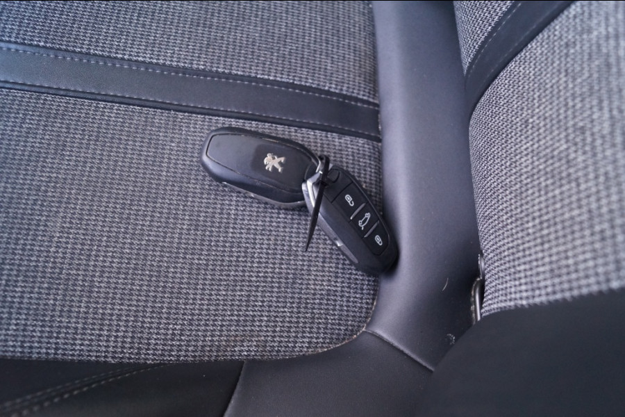 Peugeot 3008 1.2 PureTech 130pk Allure -PANO-ECC-CAM-NAVI-