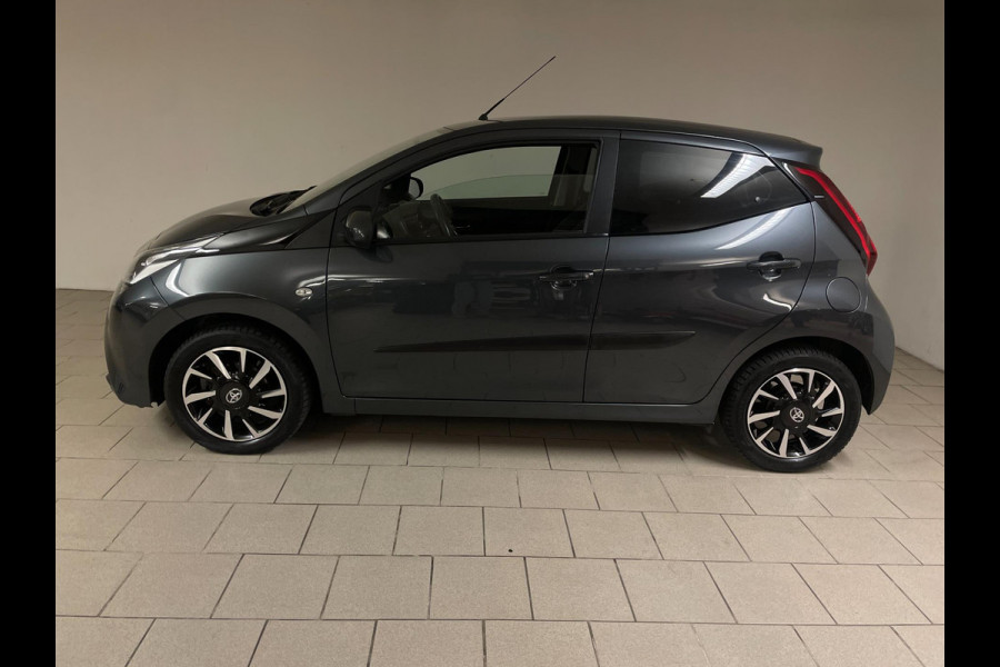 Toyota Aygo 1.0 VVT-i x-play AIRCO NAVI VIA APP BLUETOOTH ELEK RAMEN CENT VERG VELGEN 5DRS PRIVACYGLAS NIEUWSTAAT