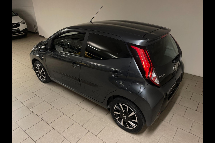 Toyota Aygo 1.0 VVT-i x-play AIRCO NAVI VIA APP BLUETOOTH ELEK RAMEN CENT VERG VELGEN 5DRS PRIVACYGLAS NIEUWSTAAT