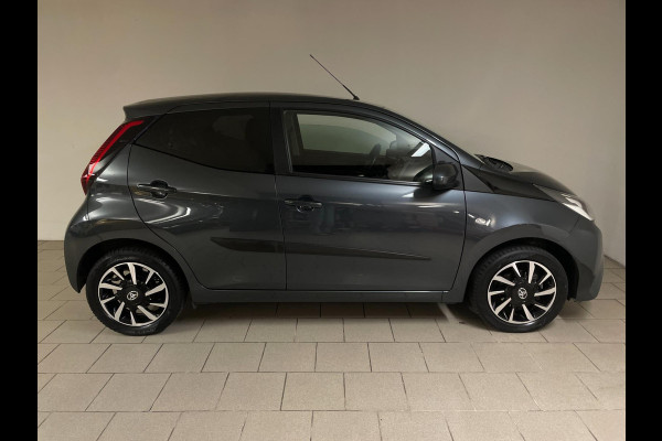 Toyota Aygo 1.0 VVT-i x-play AIRCO NAVI VIA APP BLUETOOTH ELEK RAMEN CENT VERG VELGEN 5DRS PRIVACYGLAS NIEUWSTAAT