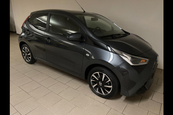 Toyota Aygo 1.0 VVT-i x-play AIRCO NAVI VIA APP BLUETOOTH ELEK RAMEN CENT VERG VELGEN 5DRS PRIVACYGLAS NIEUWSTAAT