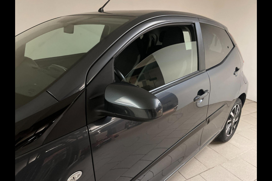 Toyota Aygo 1.0 VVT-i x-play AIRCO NAVI VIA APP BLUETOOTH ELEK RAMEN CENT VERG VELGEN 5DRS PRIVACYGLAS NIEUWSTAAT