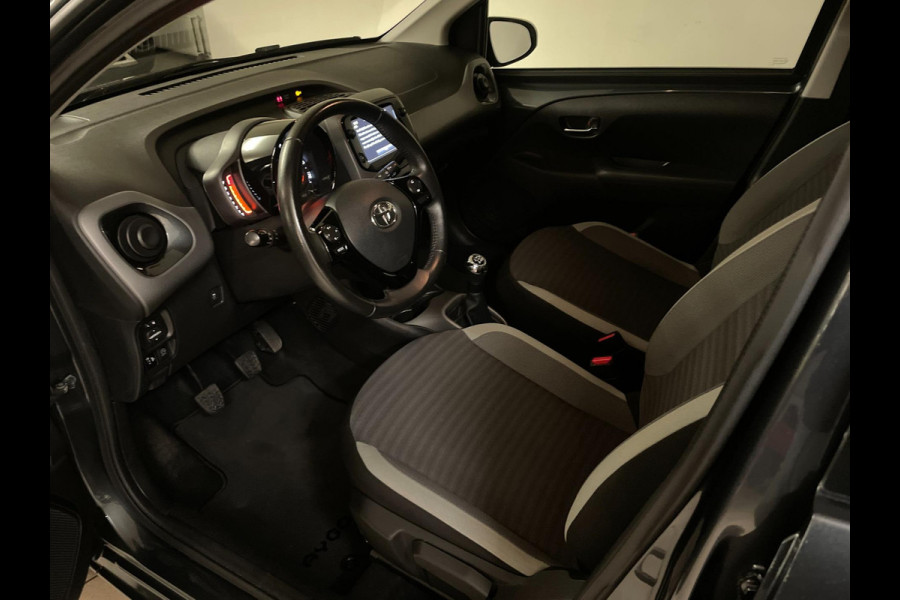 Toyota Aygo 1.0 VVT-i x-play AIRCO NAVI VIA APP BLUETOOTH ELEK RAMEN CENT VERG VELGEN 5DRS PRIVACYGLAS NIEUWSTAAT