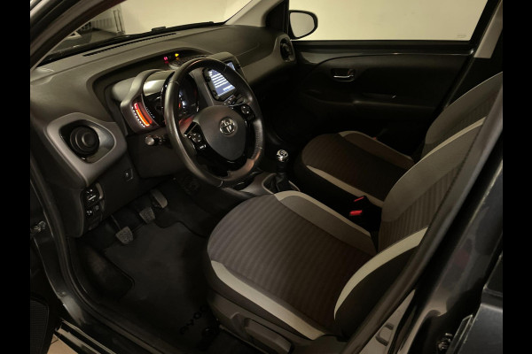 Toyota Aygo 1.0 VVT-i x-play AIRCO NAVI VIA APP BLUETOOTH ELEK RAMEN CENT VERG VELGEN 5DRS PRIVACYGLAS NIEUWSTAAT