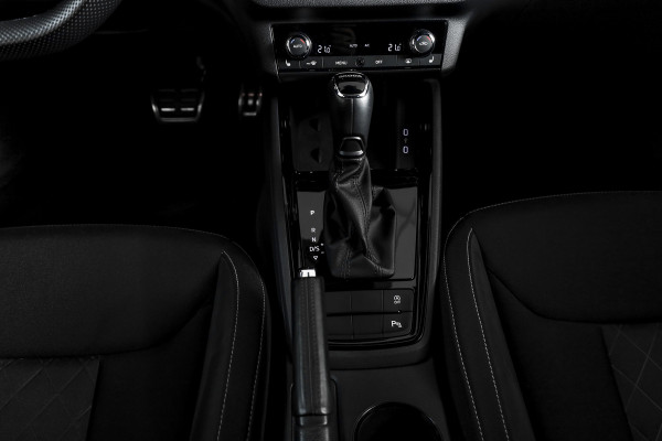 Škoda Kamiq 1.0 TSI 115 PK Sport Business - Automaat | Pano | Dig. Cockpit | Adapt. Cruise | Stoelverw. | PDC | Camera | NAV + App. Connect | ECC | Elek. Klep | Elek. Trekhaak | LM 18" |