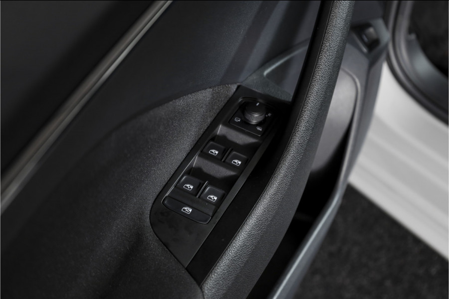 Škoda Kamiq 1.0 TSI 115 PK Sport Business - Automaat | Pano | Dig. Cockpit | Adapt. Cruise | Stoelverw. | PDC | Camera | NAV + App. Connect | ECC | Elek. Klep | Elek. Trekhaak | LM 18" |