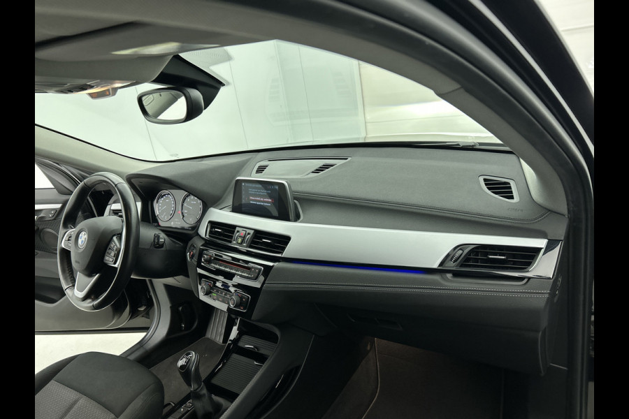 BMW X2 SDrive18i Executive(Dealer OnderH, Navi, StoelV, Camera, Parkeersensoren, Climate Con, Etc)