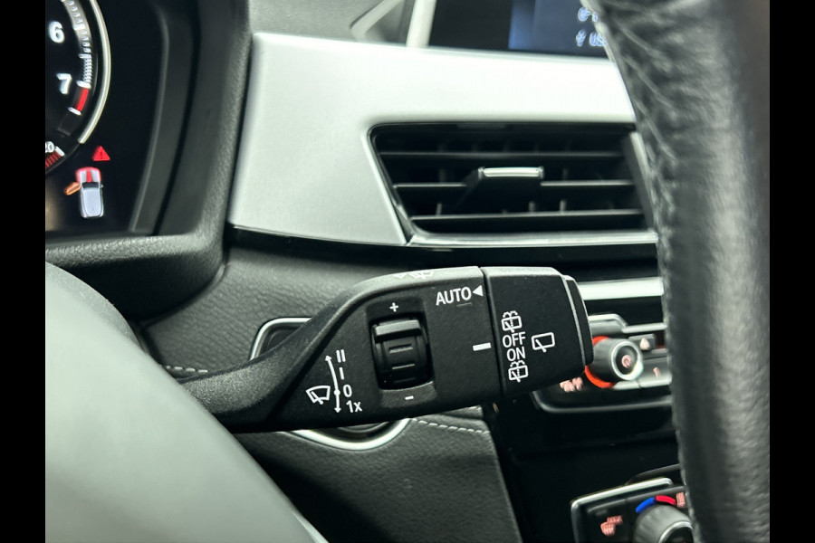BMW X2 SDrive18i Executive(Dealer OnderH, Navi, StoelV, Camera, Parkeersensoren, Climate Con, Etc)