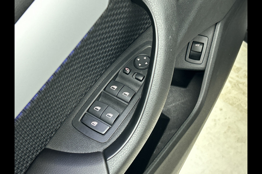 BMW X2 SDrive18i Executive(Dealer OnderH, Navi, StoelV, Camera, Parkeersensoren, Climate Con, Etc)