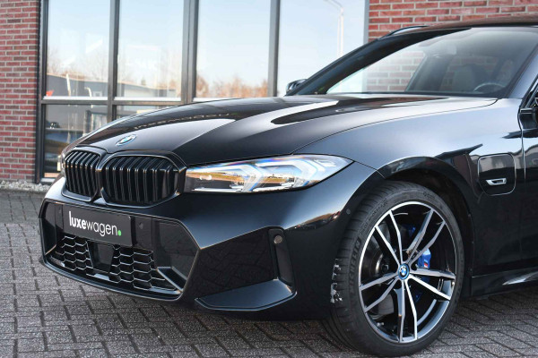 BMW 3 Serie Touring 330e xDrive M-Sport Pro Pano M-zetels ACC HUD 19inch El-klep