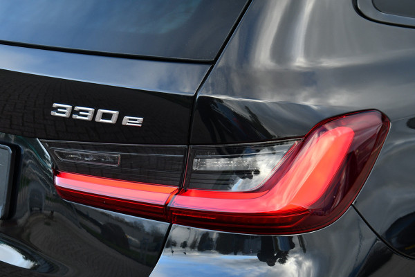 BMW 3 Serie Touring 330e xDrive M-Sport Pro Pano M-zetels ACC HUD 19inch El-klep