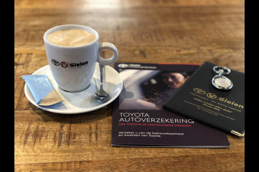 Toyota Corolla Cross 2.0 High Power Hybrid AWD Style | Navigatie, Dodehoekherkenning, 18 inch, Parkeersensoren, Stoel + Stuurverwarming, 4X4