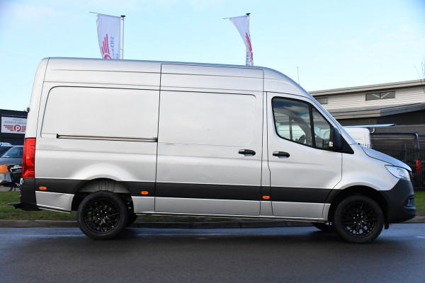 Mercedes-Benz Sprinter 317 1.9 CDI L2H2 RWD PB Edition Camera, Cruise, Carplay, 10,5'' Mbux, 3500kg Trekhaak, Stoelverwarming, 170pk, Automaat, Uniek!
