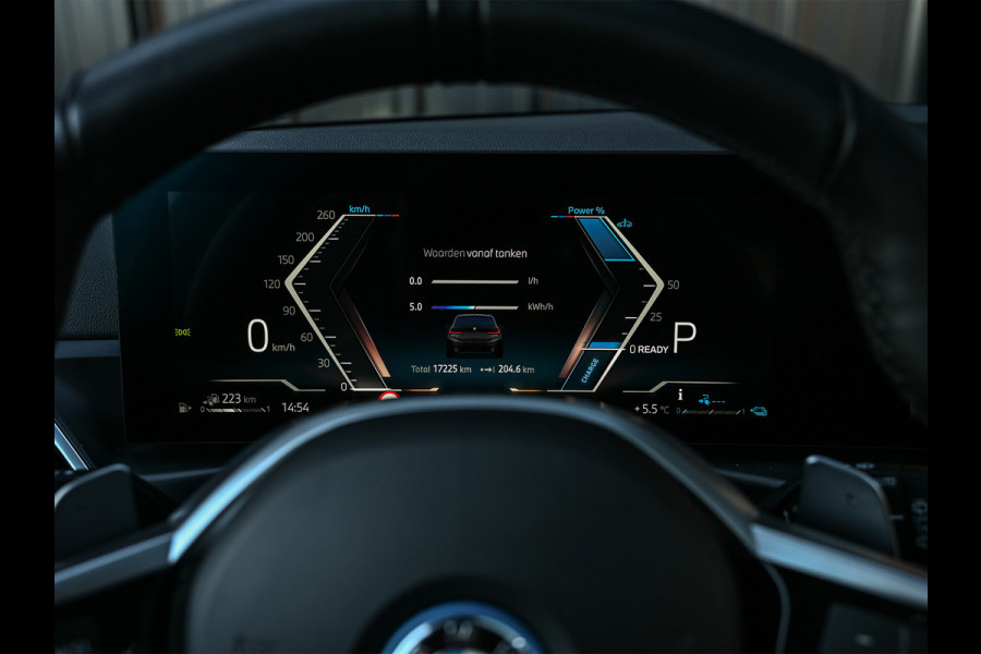 BMW 3 Serie Touring 330e xDrive · M sport · Accu 19,5kWh · Trekhaak · Panoramadak · Active Cruise · Panoramadak · Camera · Ambiance interieu