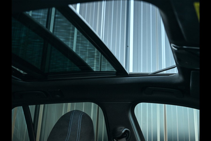 BMW 3 Serie Touring 330e xDrive · M sport · Accu 19,5kWh · Trekhaak · Panoramadak · Active Cruise · Panoramadak · Camera · Ambiance interieu