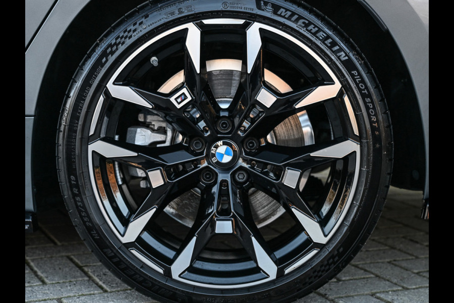 BMW 3 Serie Touring 330e xDrive · M sport · Accu 19,5kWh · Trekhaak · Panoramadak · Active Cruise · Panoramadak · Camera · Ambiance interieu