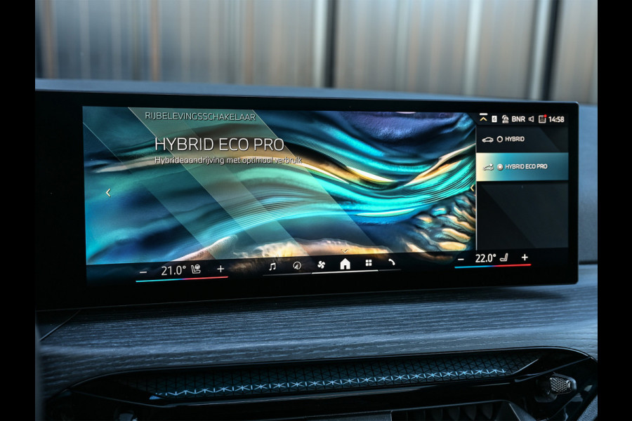 BMW 3 Serie Touring 330e xDrive · M sport · Accu 19,5kWh · Trekhaak · Panoramadak · Active Cruise · Panoramadak · Camera · Ambiance interieu