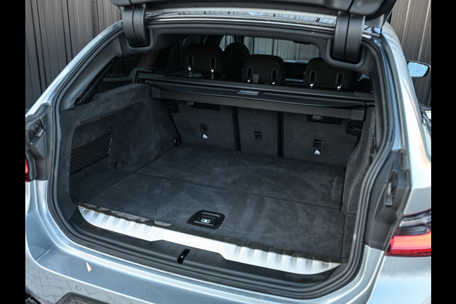 BMW 3 Serie Touring 330e xDrive · M sport · Accu 19,5kWh · Trekhaak · Panoramadak · Active Cruise · Panoramadak · Camera · Ambiance interieu