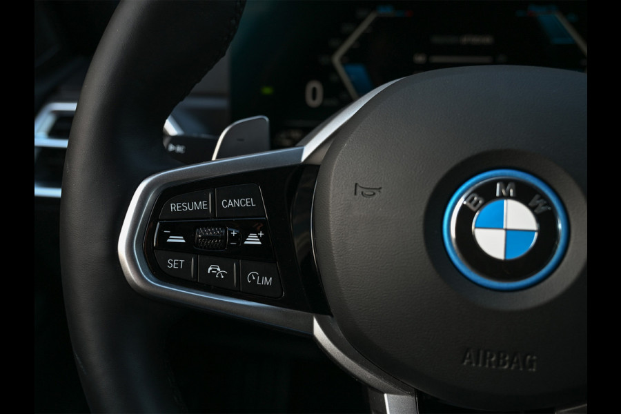 BMW 3 Serie Touring 330e xDrive · M sport · Accu 19,5kWh · Trekhaak · Active Cruise · Camera · Ambiance interieur · Full Styling