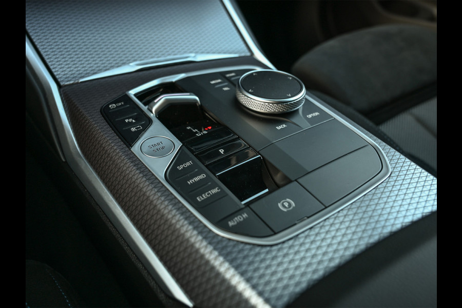 BMW 3 Serie Touring 330e xDrive · M sport · Accu 19,5kWh · Trekhaak · Active Cruise · Camera · Ambiance interieur · Full Styling