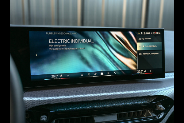 BMW 3 Serie Touring 330e xDrive · M sport · Accu 19,5kWh · Trekhaak · Active Cruise · Camera · Ambiance interieur · Full Styling