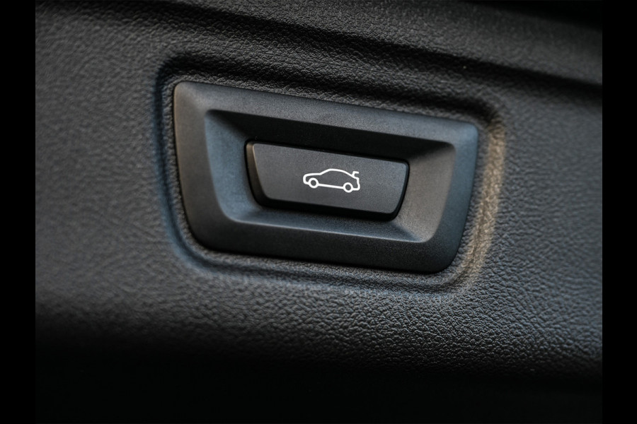 BMW 3 Serie Touring 330e xDrive · M sport · Accu 19,5kWh · Trekhaak · Active Cruise · Camera · Ambiance interieur · Full Styling