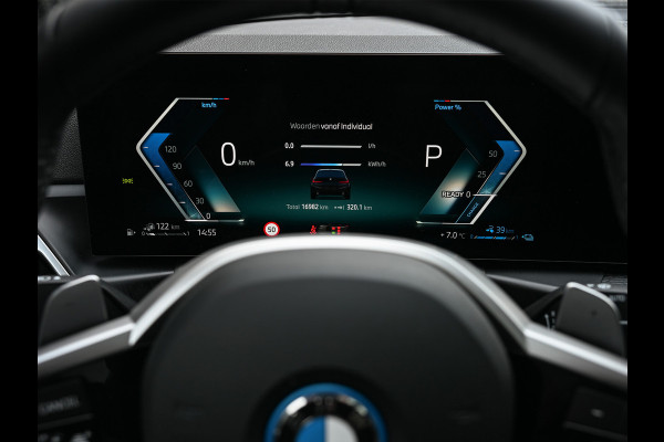 BMW 3 Serie Touring 330e xDrive · M sport · Accu 19,5kWh · Trekhaak · Panoramadak · Active Cruise · Camera · Ambiance interieur ·