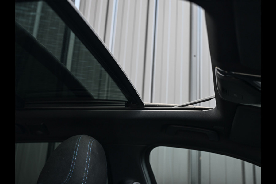 BMW 3 Serie Touring 330e xDrive · M sport · Accu 19,5kWh · Trekhaak · Panoramadak · Active Cruise · Camera · Ambiance interieur ·