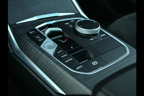 BMW 3 Serie Touring 330e xDrive · M sport · Accu 19,5kWh · Trekhaak · Panoramadak · Active Cruise · Camera · Ambiance interieur ·