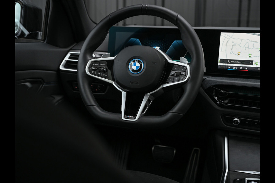 BMW 3 Serie Touring 330e xDrive · M sport · Accu 19,5kWh · Trekhaak · Panoramadak · Active Cruise · Camera · Ambiance interieur ·