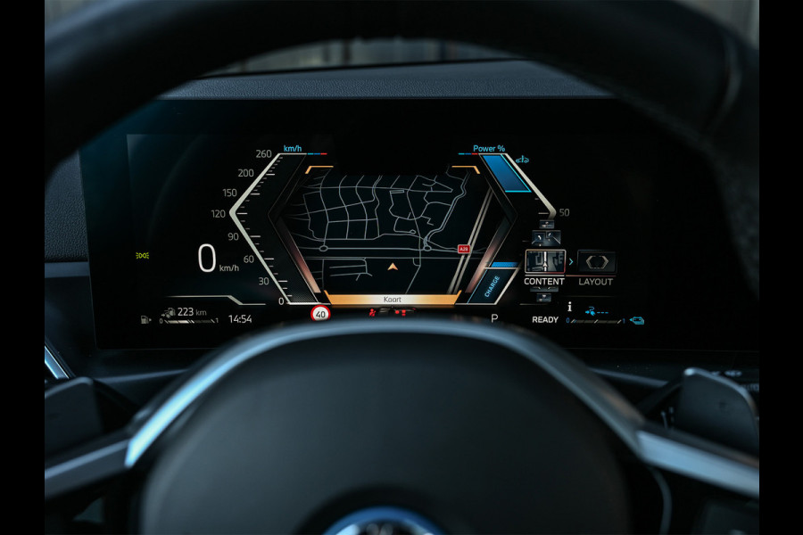 BMW 3 Serie Touring 330e xDrive · M sport · Accu 19,5kWh · Trekhaak · Panoramadak · Active Cruise · Camera · Ambiance interieur ·