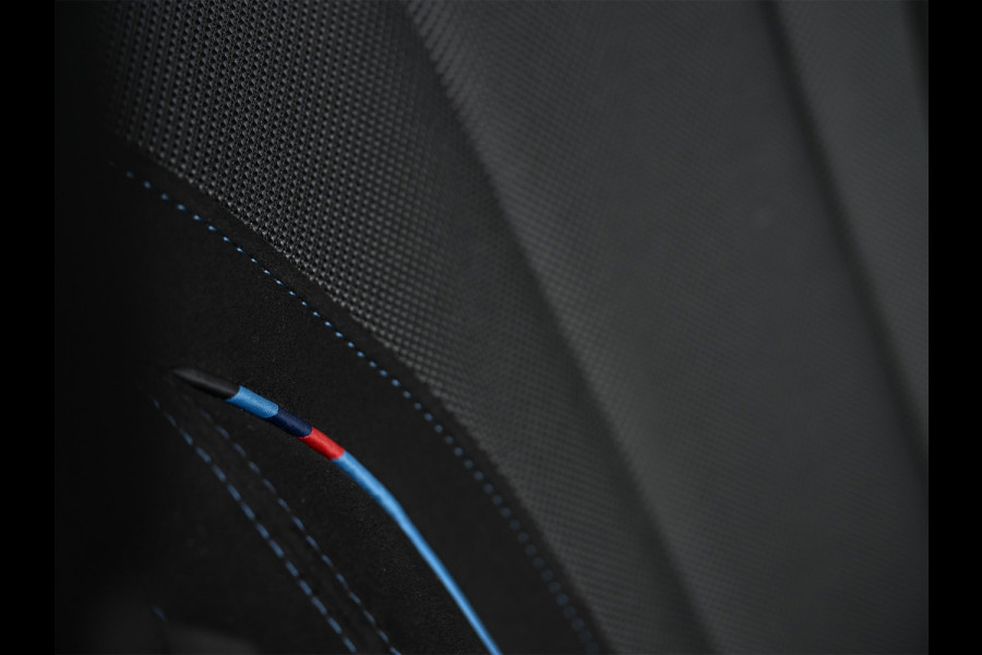 BMW 3 Serie Touring 330e xDrive · M sport · Accu 19,5kWh · Trekhaak · Panoramadak · Active Cruise · Camera · Ambiance interieur ·