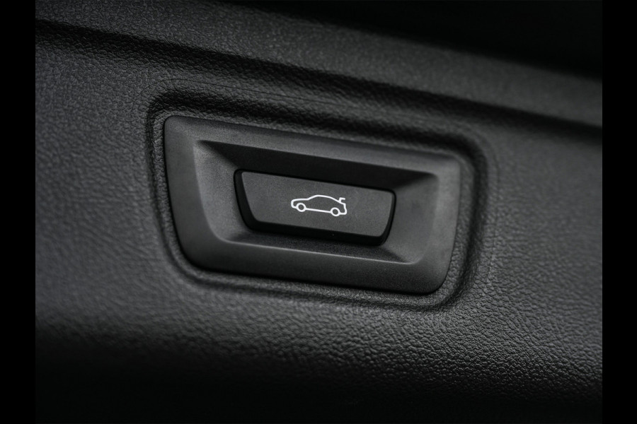 BMW 3 Serie Touring 330e xDrive · M sport · Accu 19,5kWh · Trekhaak · Panoramadak · Active Cruise · Camera · Ambiance interieur ·