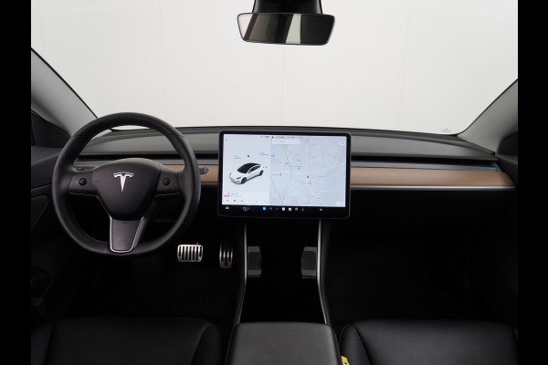 Tesla Model 3 SR+ 60kWh 326PK Trekhaak AutoPilot Premium-Luidsprekers Leer PanoramaDak Adaptive Cruise Lmv 18" Camera's Elektr.-Stuur+Stoelen+ SOH 85% Ecc Navi Led DAB Voorverwarmen interieur via App Keyless One-Pedal-Drive Origineel Nederlandse Auto 1.584KG Trekgewicht 1.000kg.