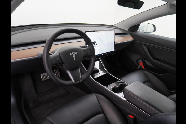 Tesla Model 3 SR+ 60kWh 326PK Trekhaak AutoPilot Premium-Luidsprekers Leer PanoramaDak Adaptive Cruise Lmv 18" Camera's Elektr.-Stuur+Stoelen+ SOH 85% Ecc Navi Led DAB Voorverwarmen interieur via App Keyless One-Pedal-Drive Origineel Nederlandse Auto 1.584KG Trekgewicht 1.000kg.