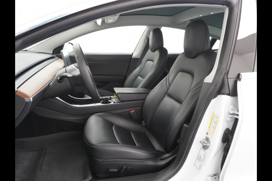 Tesla Model 3 SR+ 60kWh 326PK Trekhaak AutoPilot Premium-Luidsprekers Leer PanoramaDak Adaptive Cruise Lmv 18" Camera's Elektr.-Stuur+Stoelen+ SOH 85% Ecc Navi Led DAB Voorverwarmen interieur via App Keyless One-Pedal-Drive Origineel Nederlandse Auto 1.584KG Trekgewicht 1.000kg.
