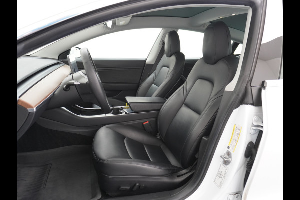 Tesla Model 3 SR+ 60kWh 326PK Trekhaak AutoPilot Premium-Luidsprekers Leer PanoramaDak Adaptive Cruise Lmv 18" Camera's Elektr.-Stuur+Stoelen+ SOH 85% Ecc Navi Led DAB Voorverwarmen interieur via App Keyless One-Pedal-Drive Origineel Nederlandse Auto 1.584KG Trekgewicht 1.000kg.