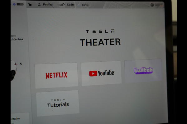 Tesla Model 3 SR+ 60kWh 326PK Trekhaak AutoPilot Premium-Luidsprekers Leer PanoramaDak Adaptive Cruise Lmv 18" Camera's Elektr.-Stuur+Stoelen+ SOH 85% Ecc Navi Led DAB Voorverwarmen interieur via App Keyless One-Pedal-Drive Origineel Nederlandse Auto 1.584KG Trekgewicht 1.000kg.