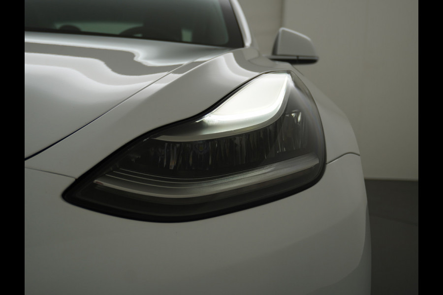 Tesla Model 3 SR+ 60kWh 326PK Trekhaak AutoPilot Premium-Luidsprekers Leer PanoramaDak Adaptive Cruise Lmv 18" Camera's Elektr.-Stuur+Stoelen+ SOH 85% Ecc Navi Led DAB Voorverwarmen interieur via App Keyless One-Pedal-Drive Origineel Nederlandse Auto 1.584KG Trekgewicht 1.000kg.