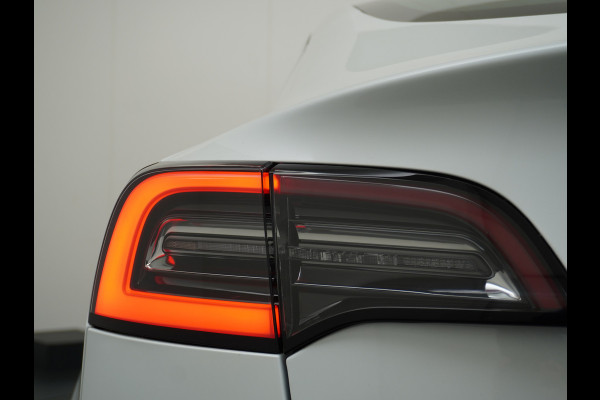 Tesla Model 3 SR+ 60kWh 326PK Trekhaak AutoPilot Premium-Luidsprekers Leer PanoramaDak Adaptive Cruise Lmv 18" Camera's Elektr.-Stuur+Stoelen+ SOH 85% Ecc Navi Led DAB Voorverwarmen interieur via App Keyless One-Pedal-Drive Origineel Nederlandse Auto 1.584KG Trekgewicht 1.000kg.