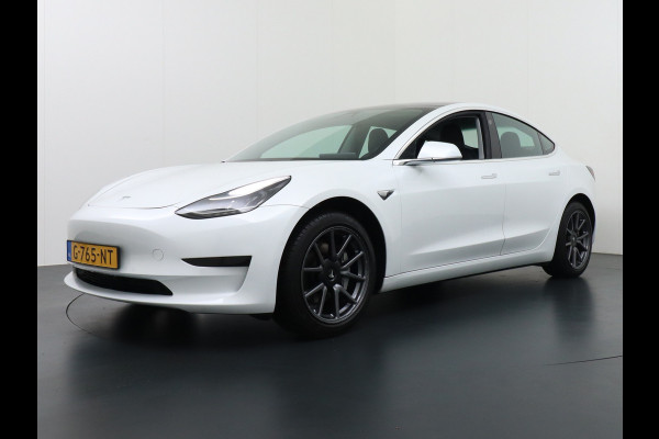 Tesla Model 3 SR+ 60kWh 326PK Trekhaak AutoPilot Premium-Luidsprekers Leer PanoramaDak Adaptive Cruise Lmv 18" Camera's Elektr.-Stuur+Stoelen+ SOH 85% Ecc Navi Led DAB Voorverwarmen interieur via App Keyless One-Pedal-Drive Origineel Nederlandse Auto 1.584KG Trekgewicht 1.000kg.