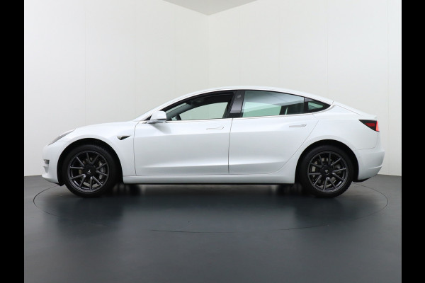 Tesla Model 3 SR+ 60kWh 326PK Trekhaak AutoPilot Premium-Luidsprekers Leer PanoramaDak Adaptive Cruise Lmv 18" Camera's Elektr.-Stuur+Stoelen+ SOH 85% Ecc Navi Led DAB Voorverwarmen interieur via App Keyless One-Pedal-Drive Origineel Nederlandse Auto 1.584KG Trekgewicht 1.000kg.