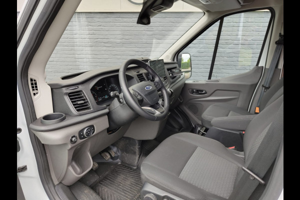 Ford Transit 2.0TDCI 130pk 350 L4H3 Navi Camera Pdc Apple Carplay Android WiFi Airco Cruise Control Voorruit-Verwarmd Regensensor DAB Schuifdeur Betonplex Vloer Wandbetimmering Roll Stability Control Led Spoorwisselassist Euro 6 Zeer Compleet!
