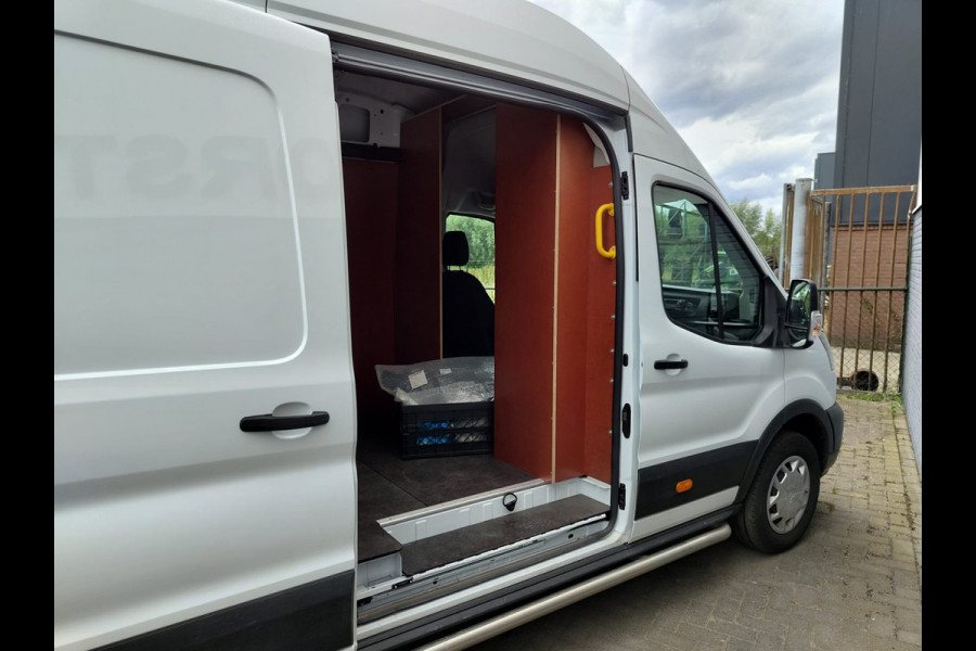 Ford Transit 2.0TDCI 130pk 350 L4H3 Navi Camera Pdc Apple Carplay Android WiFi Airco Cruise Control Voorruit-Verwarmd Regensensor DAB Schuifdeur Betonplex Vloer Wandbetimmering Roll Stability Control Led Spoorwisselassist Euro 6 Zeer Compleet!