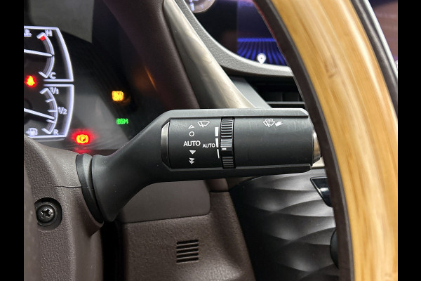 Lexus ES 300h President Line(Perfect onderH, Panorama, Stoel VerW+ Koeling, StuurV, Camera, PDC, Etc)