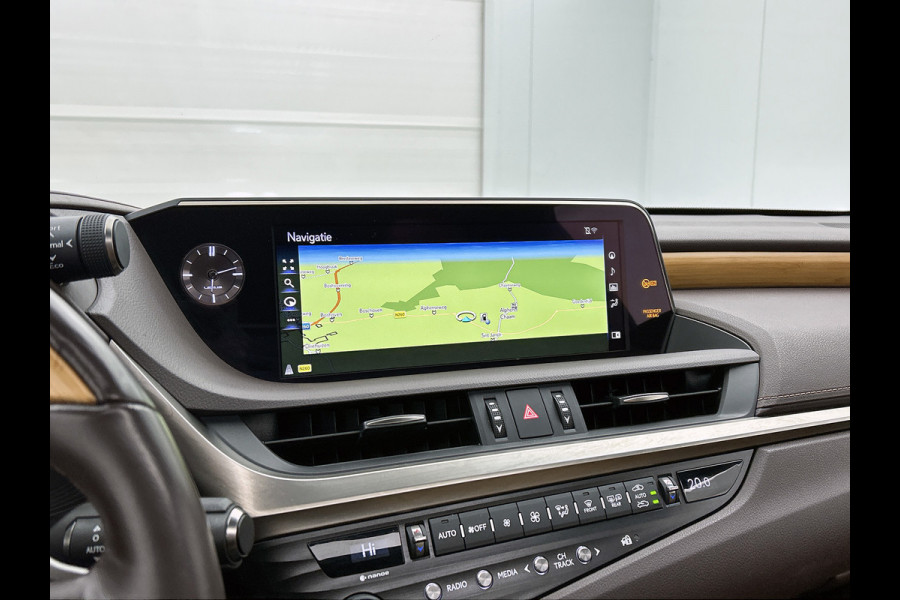 Lexus ES 300h President Line(Perfect onderH, Panorama, Stoel VerW+ Koeling, StuurV, Camera, PDC, Etc)