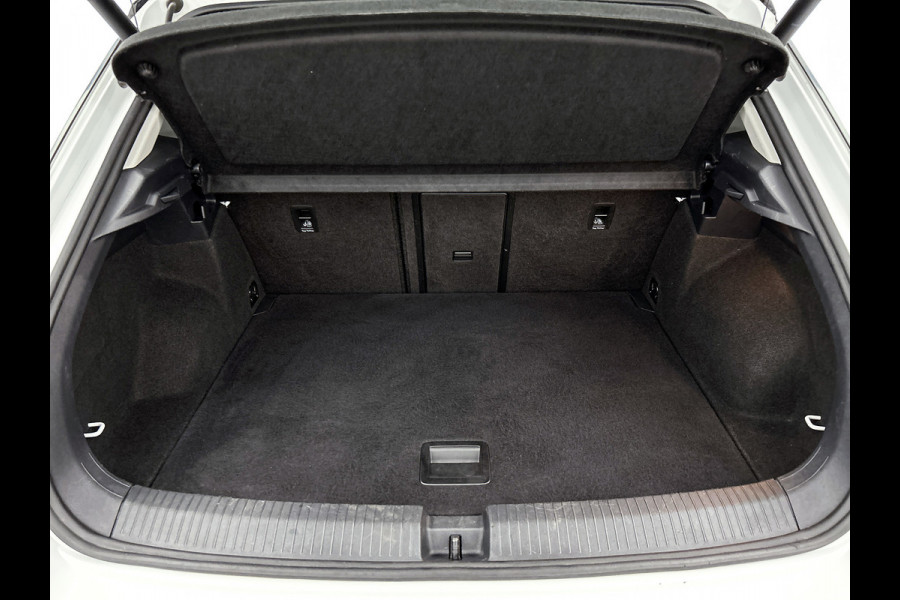 Volkswagen T-Roc 1.5 TSI Sport(Goed OnderH, Navi, StoelV, Camera, PDC V+A, Addapt Cruise, Etc)