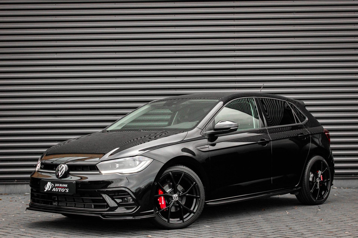 Volkswagen Polo 1.0 TSI 110PK DSG R-LINE / FULL BLACK / VERLAGINGSVEREN / APPLE CARPLAY / LED KOPLAMPEN / DIGITAL DASCH / MAXTON