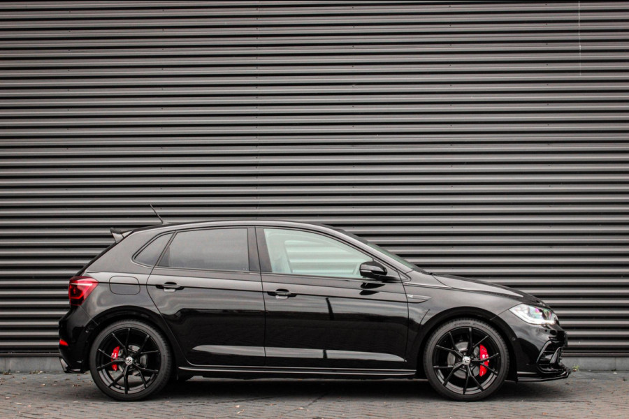 Volkswagen Polo 1.0 TSI 110PK DSG R-LINE / FULL BLACK / VERLAGINGSVEREN / APPLE CARPLAY / LED KOPLAMPEN / DIGITAL DASCH / MAXTON