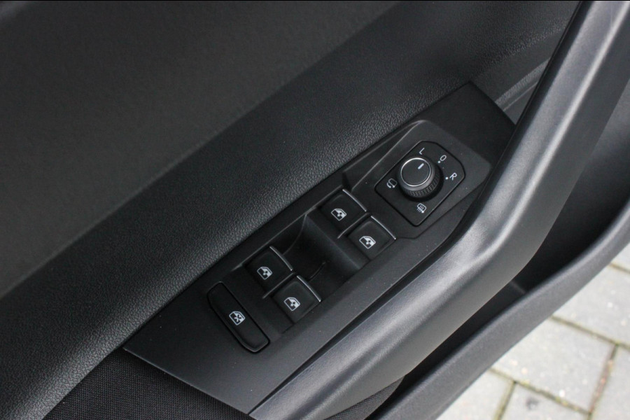 Volkswagen Polo 1.0 TSI 110PK DSG R-LINE / FULL BLACK / VERLAGINGSVEREN / APPLE CARPLAY / LED KOPLAMPEN / DIGITAL DASCH / MAXTON